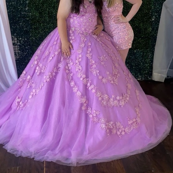 this is my quinceañera dress i can figure out the sizing Pm for questions - Picture 3 of 4